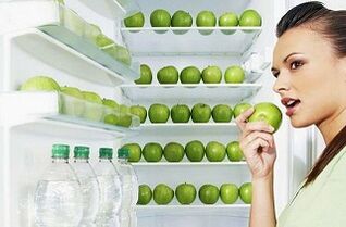 Les pommes vertes et l'eau perdent 10 kilogrammes par mois
