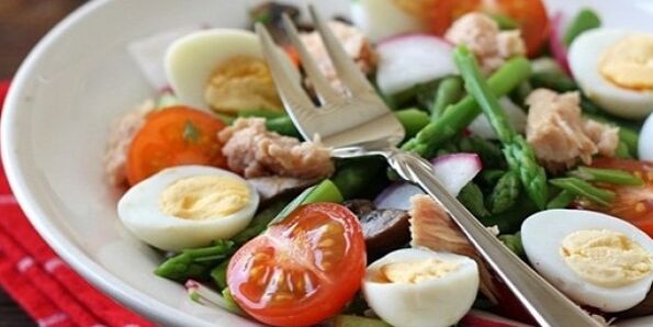 Salade de légumes aux œufs pour perdre du poids