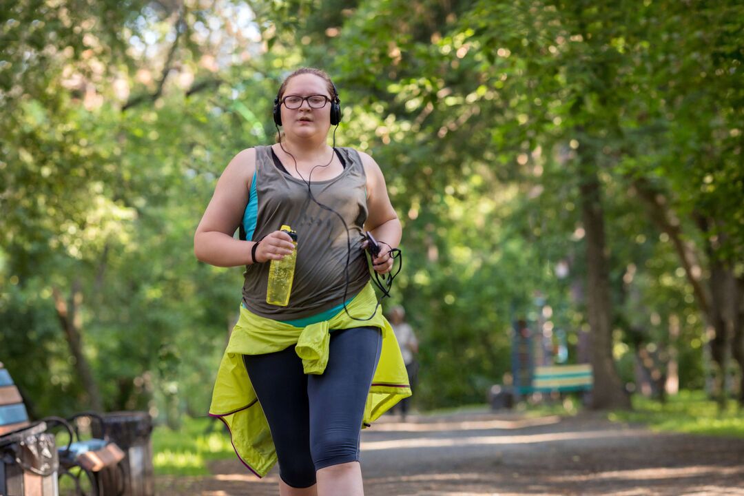 Une fille en surpoids commence à faire du jogging pour perdre du poids