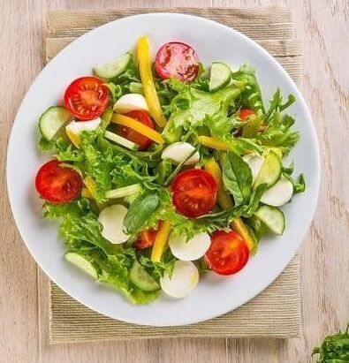 L'une des options pour un régime de sarrasin d'un mois comprend l'utilisation d'une salade verte