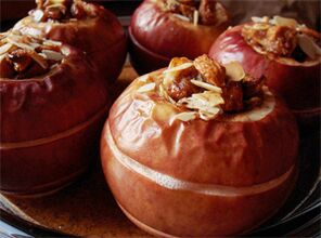 La pomme au four avec des fruits secs est un dessert au menu du régime post-cholécystectomie
