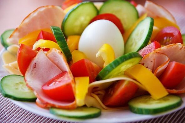 La salade de légumes du menu diététique œuf orange peut vous aider à perdre du poids