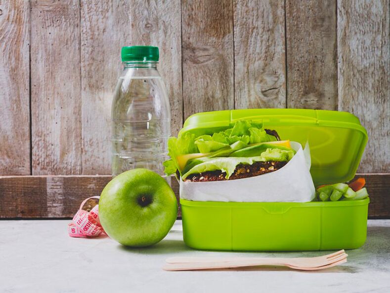 Pommes, eau et salade