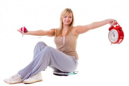 Les filles qui veulent perdre du poids mangent sainement et suivent leurs habitudes alimentaires