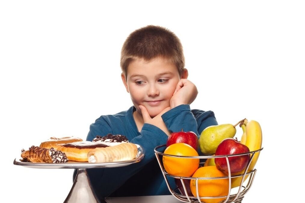 Éliminer les aliments sucrés malsains de l'alimentation des enfants et se nourrir de fruits