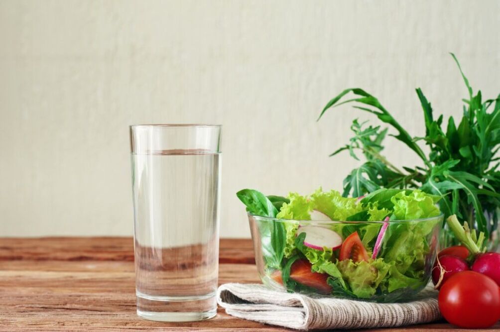 Boire de l'eau avant les repas est l'essence du régime paresseux